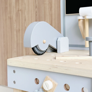 Голяма дървена работилница с инструменти 